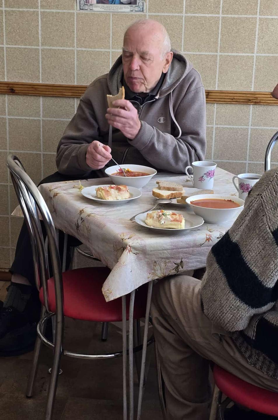 Älterer Mann beim Essen