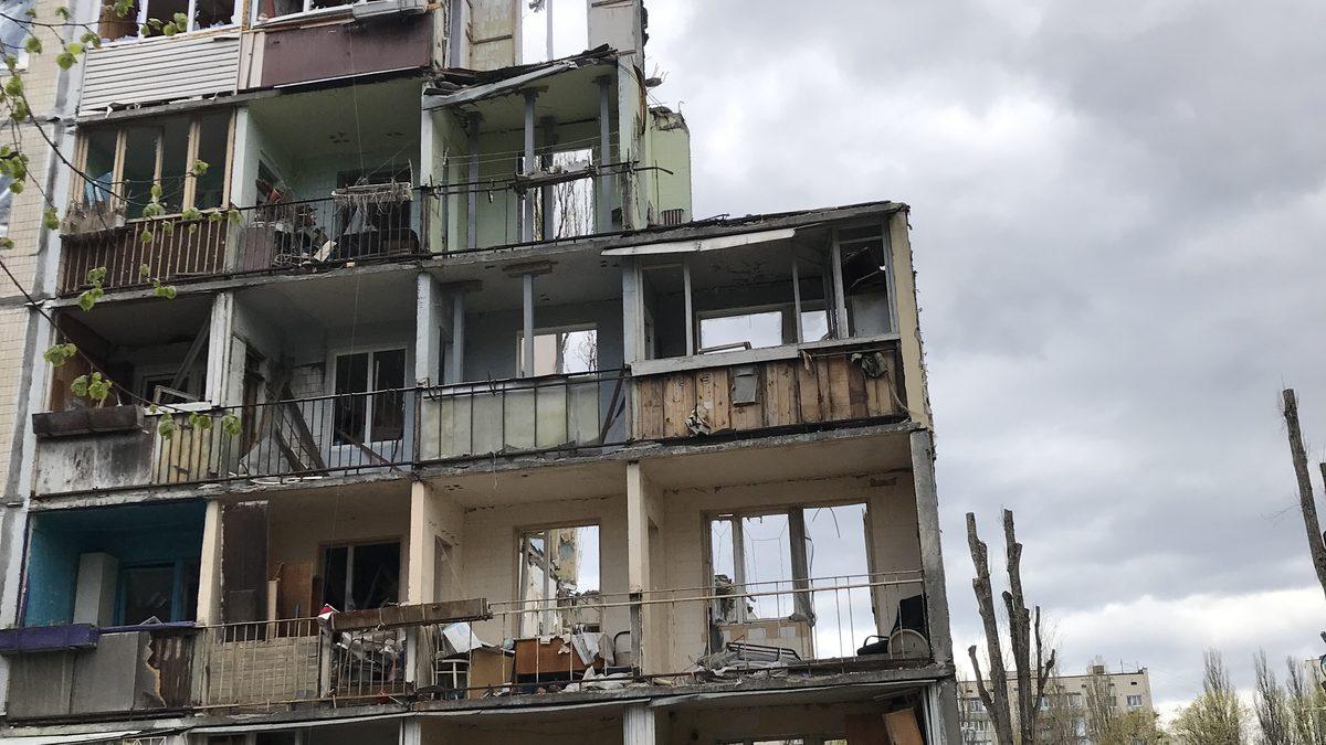 Durch den Krieg zerstörtes Wohnhochhaus in der Ukraine